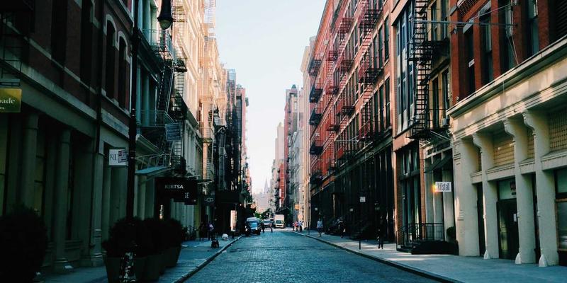 域名注册中的地理定位策略：如何利用国别域名与虚拟主机提升本地市场信任度