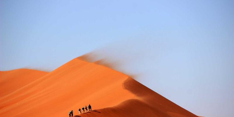 网站建设第一步：域名注册商深度对比，139域名与云服务器如何搭配选择